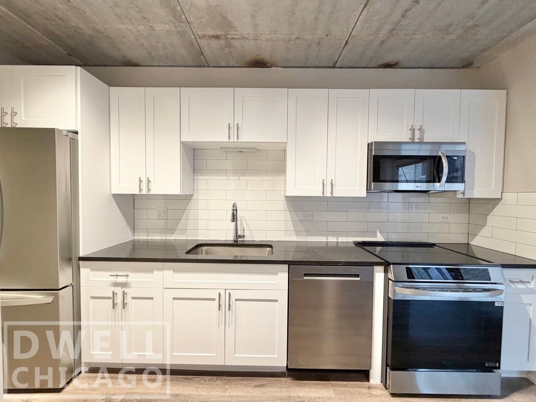 Building Photo - 938 W Carmen Ave