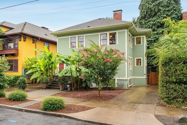 Building Photo - $300 off 1st month! Beautiful 2-bdrm/1-bat...