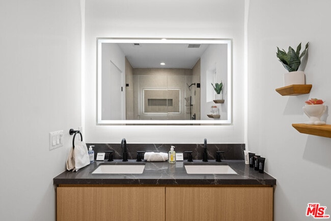 Building Photo - 839 N McCadden Pl