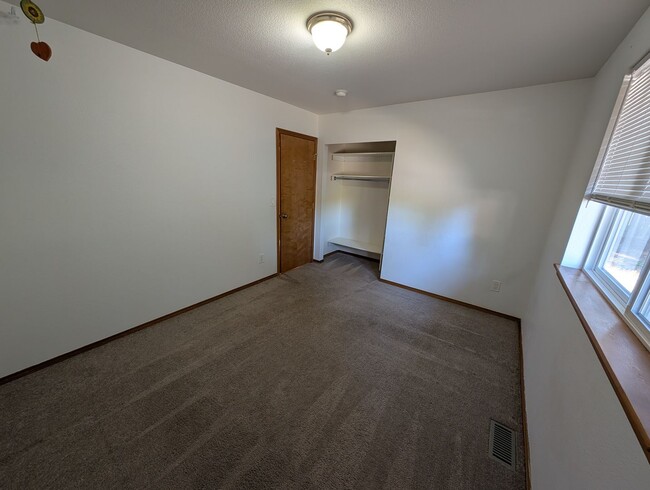 Building Photo - Well Maintained PO 3 Bedroom, HUGE FENCED ...