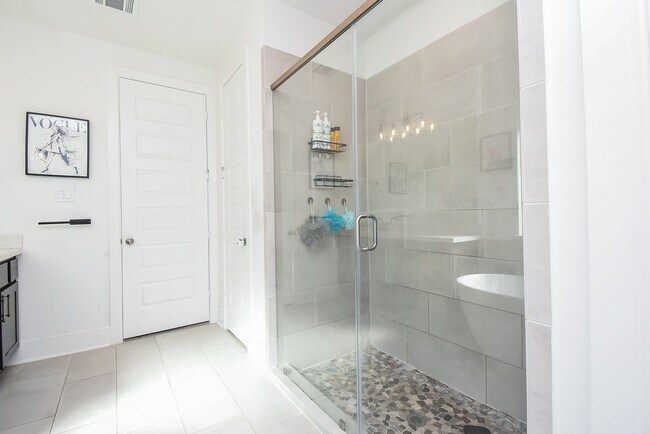 Building Photo - 823 Sarasota Shore Dr