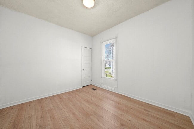 Building Photo - 1095 E Merchant St