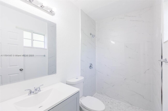 Building Photo - 765 SW 6th Ct