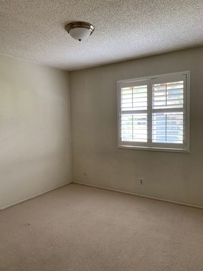 Building Photo - Adorable 3 Bed 1.5 Bath Covell Commons Condo ( fall Rental )