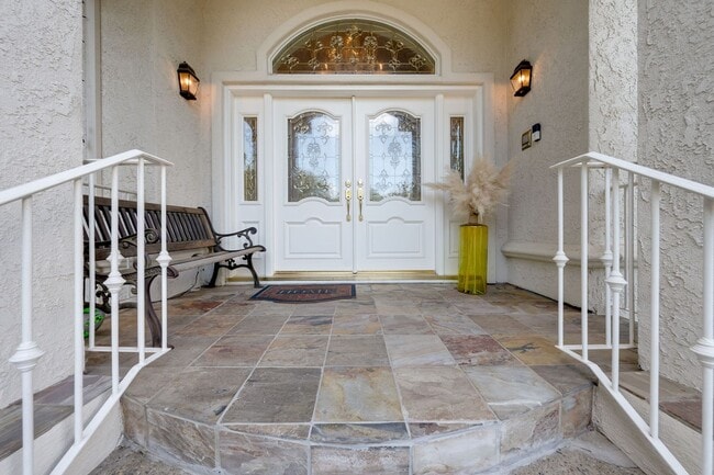 Building Photo - Luxury 4BR Home with Pool & Outdoor Kitche...