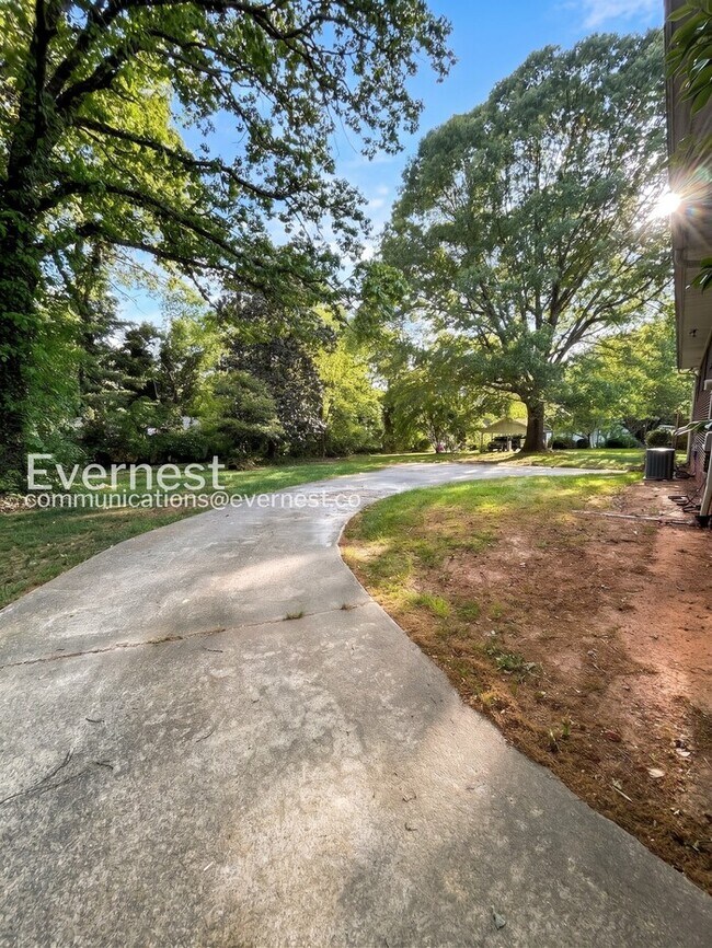 Building Photo - 112 Tabor St