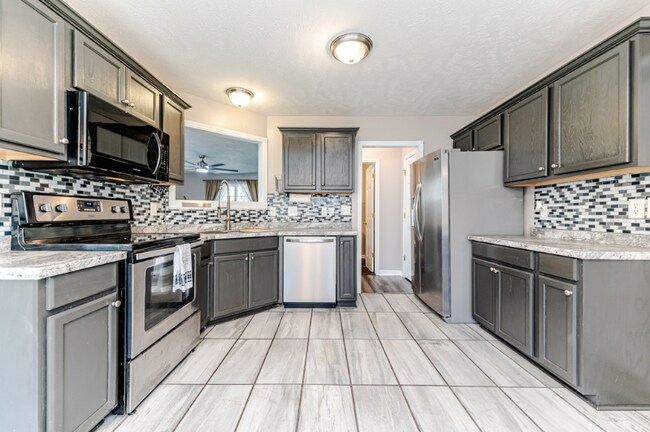 Building Photo - 174 Falling Leaf Dr