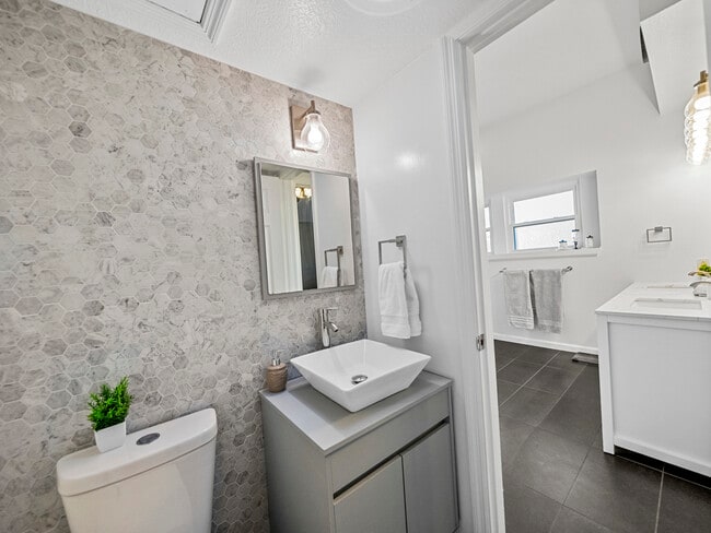 Building Photo - 2301 Summit Dr