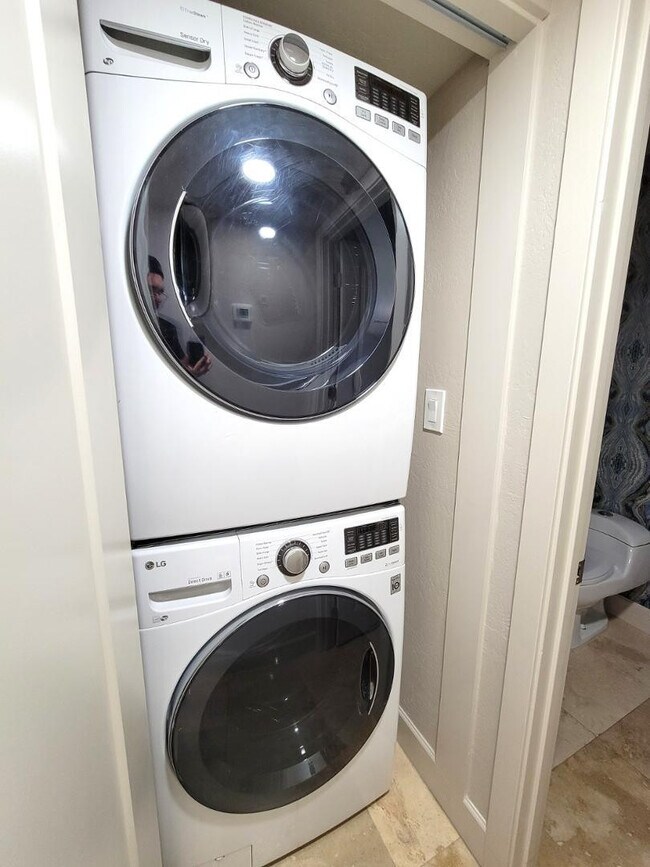 Building Photo - 5770 N Scottsdale Rd