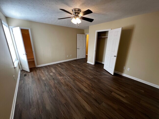 Building Photo - 5220 Redfield Dr