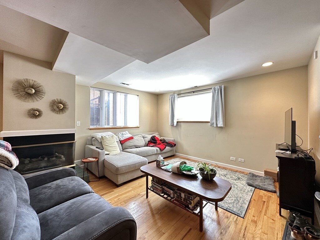 Building Photo - 3340 N Southport Ave