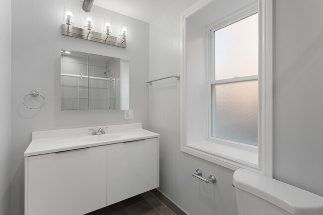 Building Photo - 7381 N Damen Ave