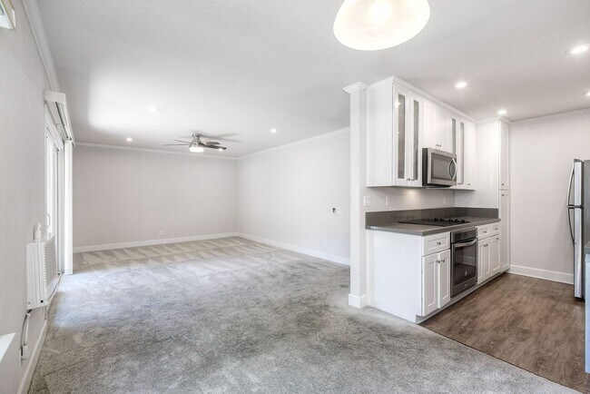 Building Photo - 1 Bedroom, 1 Bathroom Condo in the Villa La Jolla Community