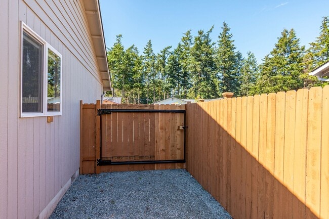 Building Photo - 3 Bed 2 Bath Home near Town