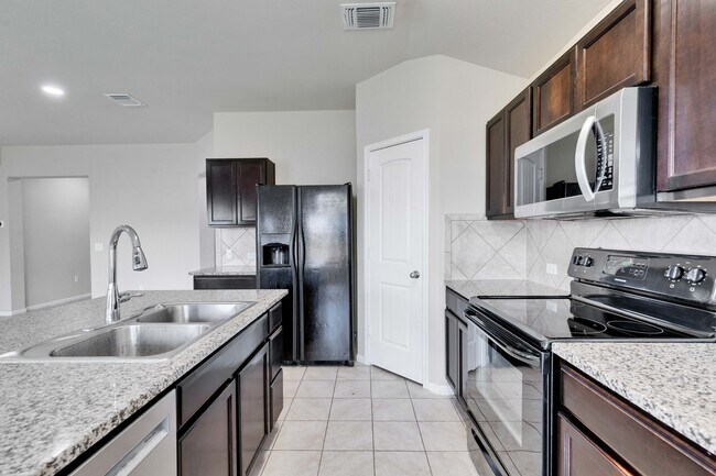 Building Photo - 116 Leona River Trl