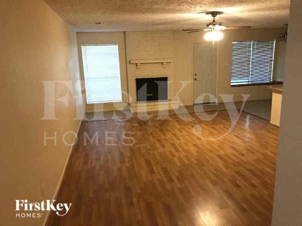 Building Photo - 2418 Aprilmont Dr