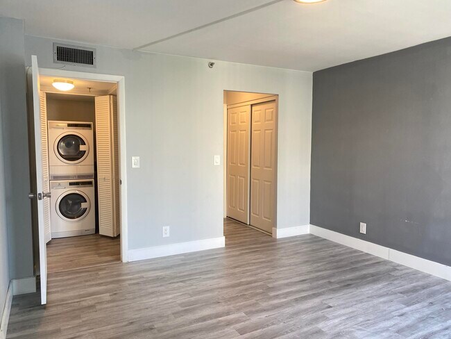 Building Photo - 20 Royal Palm Way