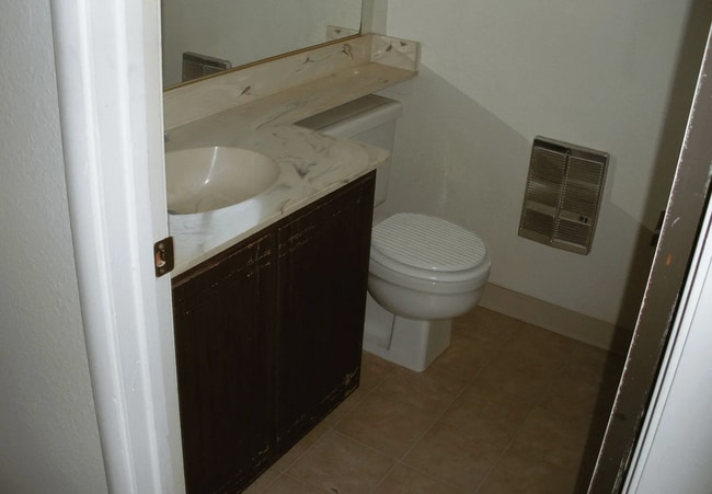 Building Photo - 2 Bed 2 Bath Duplex!