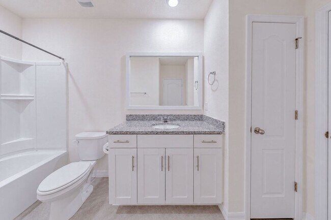 Building Photo - Like-New End-Unit 3 Bedroom Townhome