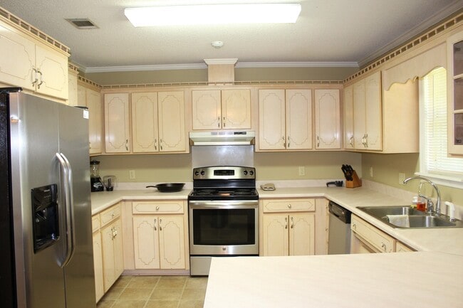 Building Photo - Exquisite 3BR/2BA Home Minutes from Moody AFB with Luxurious Features!