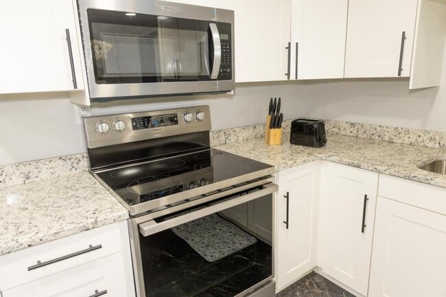 Building Photo - 810 Woodbine Rd