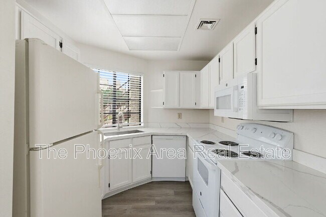 Building Photo - 930 N Mesa Dr