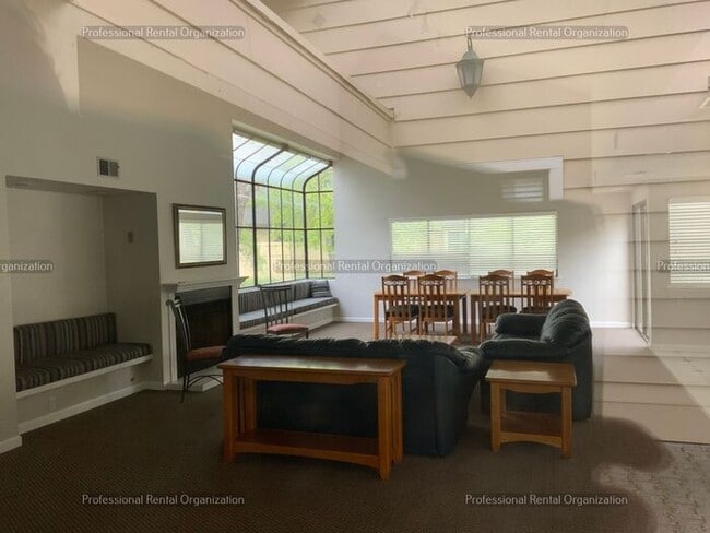 Building Photo - Single level condo in one of the nicest developments in Bennett Valley