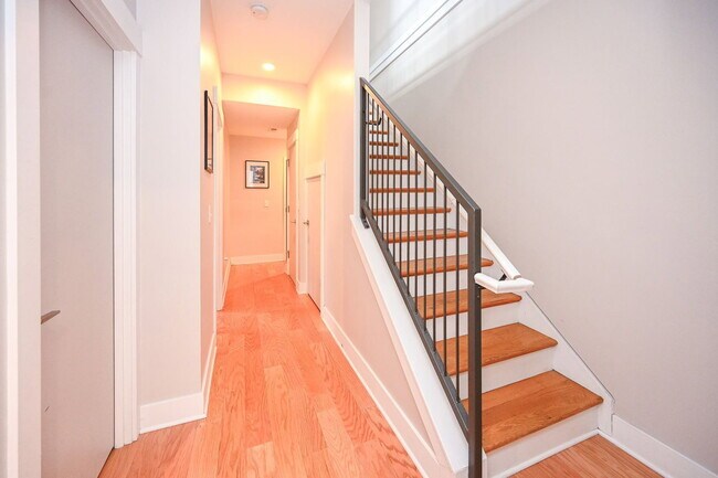 Building Photo - 433 E 13th St