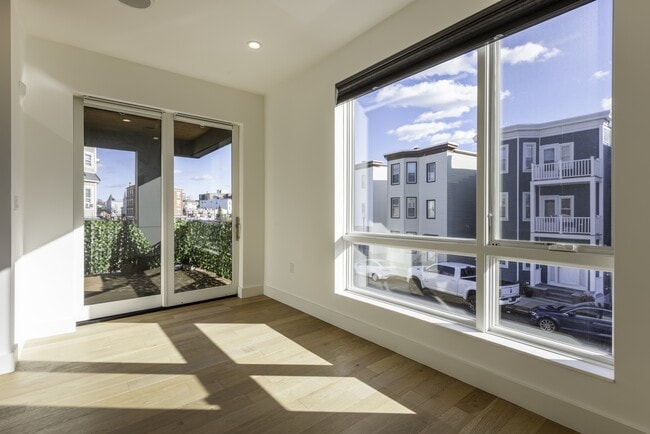 Building Photo - 946 Saratoga St