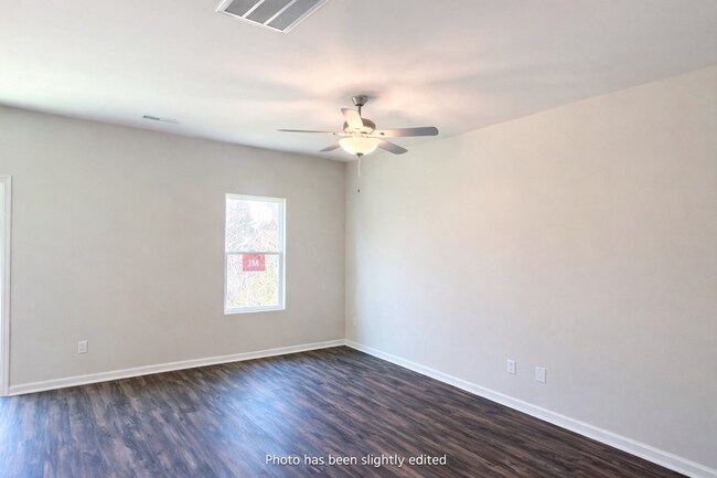 Building Photo - Two bedroom, 2.5 bath townhome in Whitsett