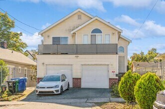 Building Photo - 3 bedroom in Seattle WA 98144