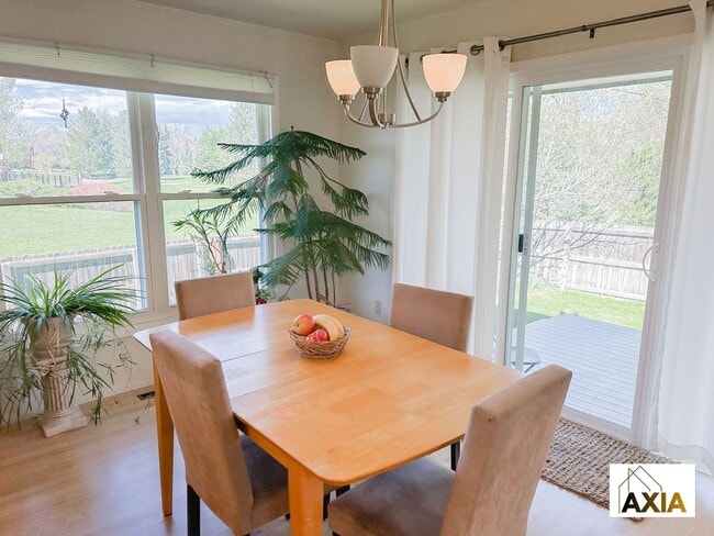 Building Photo - Spacious Home Right on the Park!