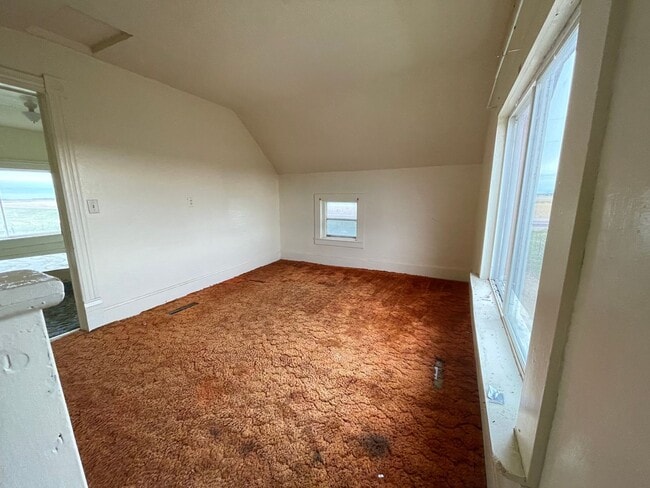 Building Photo - Exit 350 Acreage between Sioux Falls and Mitchell- 4 bedroom house