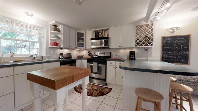 Building Photo - 95 Wood Ln