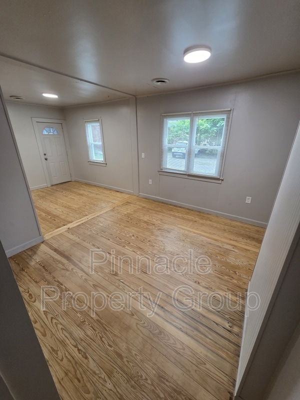 Building Photo - 832 N Leroy St