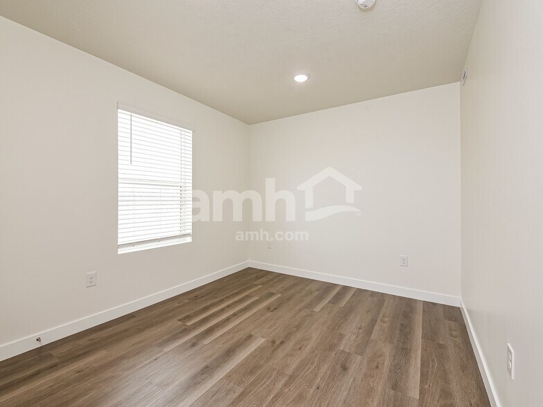 Building Photo - 1346 W Mahogany St