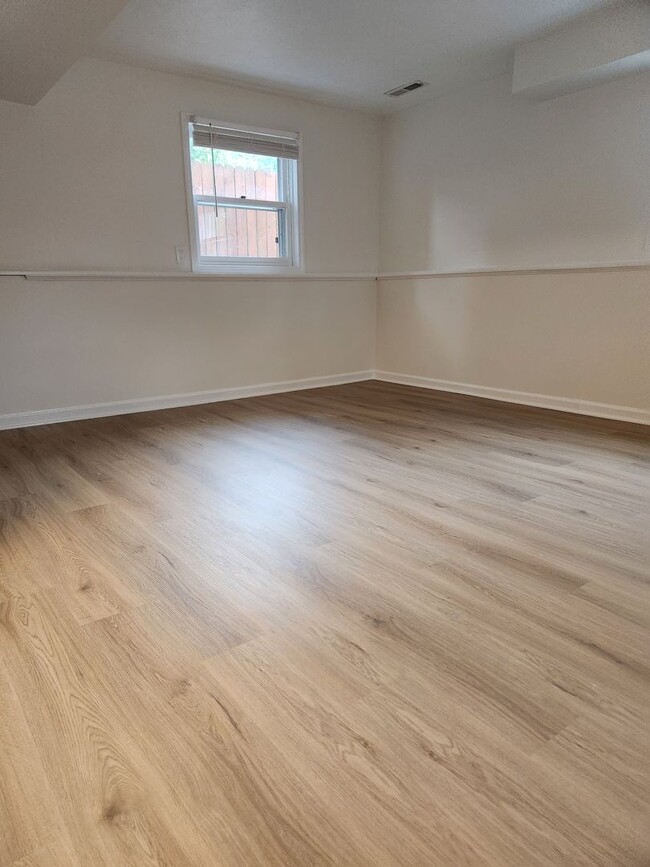 Building Photo - For Rent – Beautiful 3-Bedroom Split-Level...