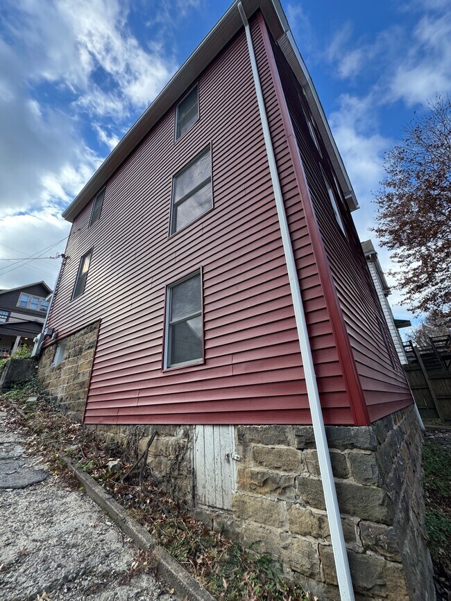 Building Photo - 433 Penn Ave