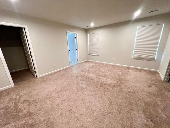 Building Photo - Stunning 3 bedroom, 2.5 bathroom End unit ...