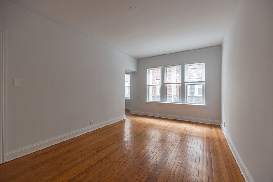 Building Photo - 7350 N Damen Ave