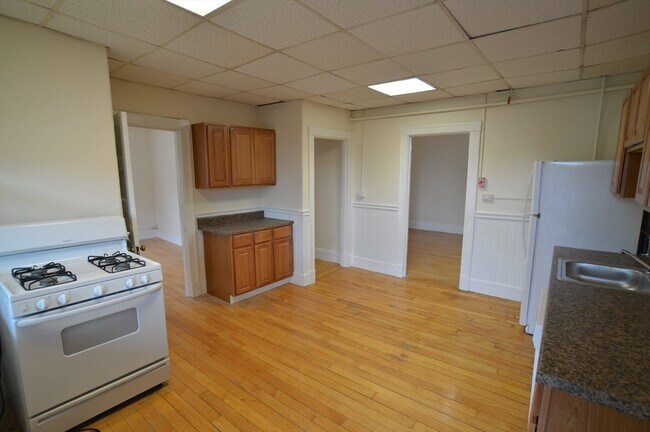 Building Photo - 15 Lynde St