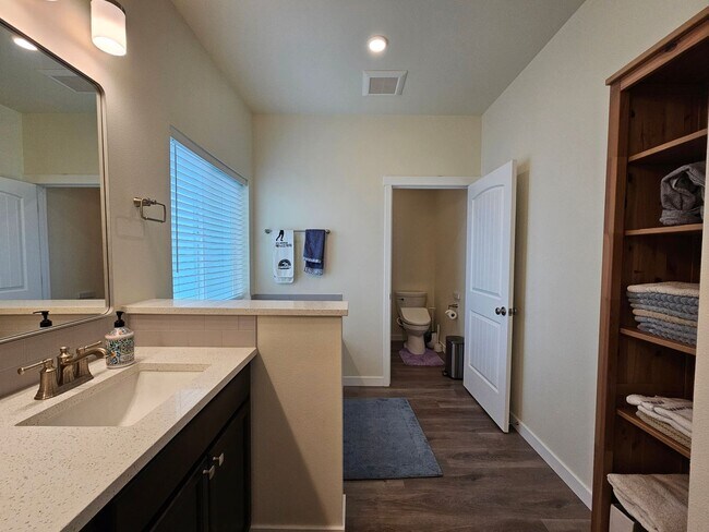 Building Photo - Spacious 4-bedroom Retreat