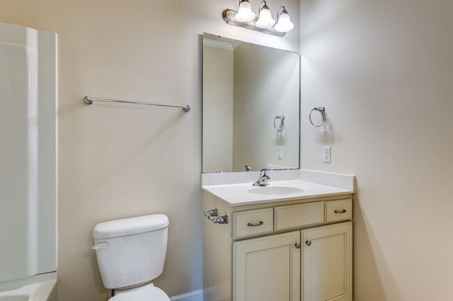 Building Photo - Feels Like New 3 Bed 2 Bath Minutes from High Point University!