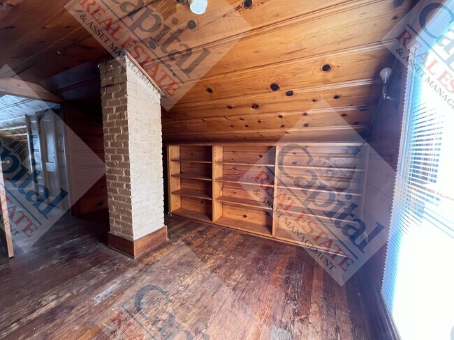 Building Photo - Charming 3 Bedroom