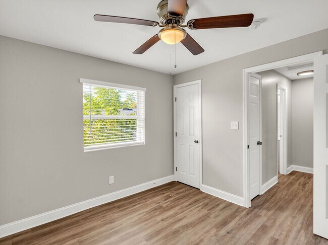 Building Photo - Oak Ridge 37830 - 3 bedroom 2 bath duplex - call Chad Weeks 865-567-6193