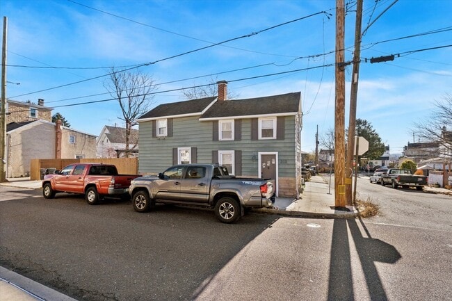Building Photo - Charming 2-Bedroom Single-Family Home with off Street Parking