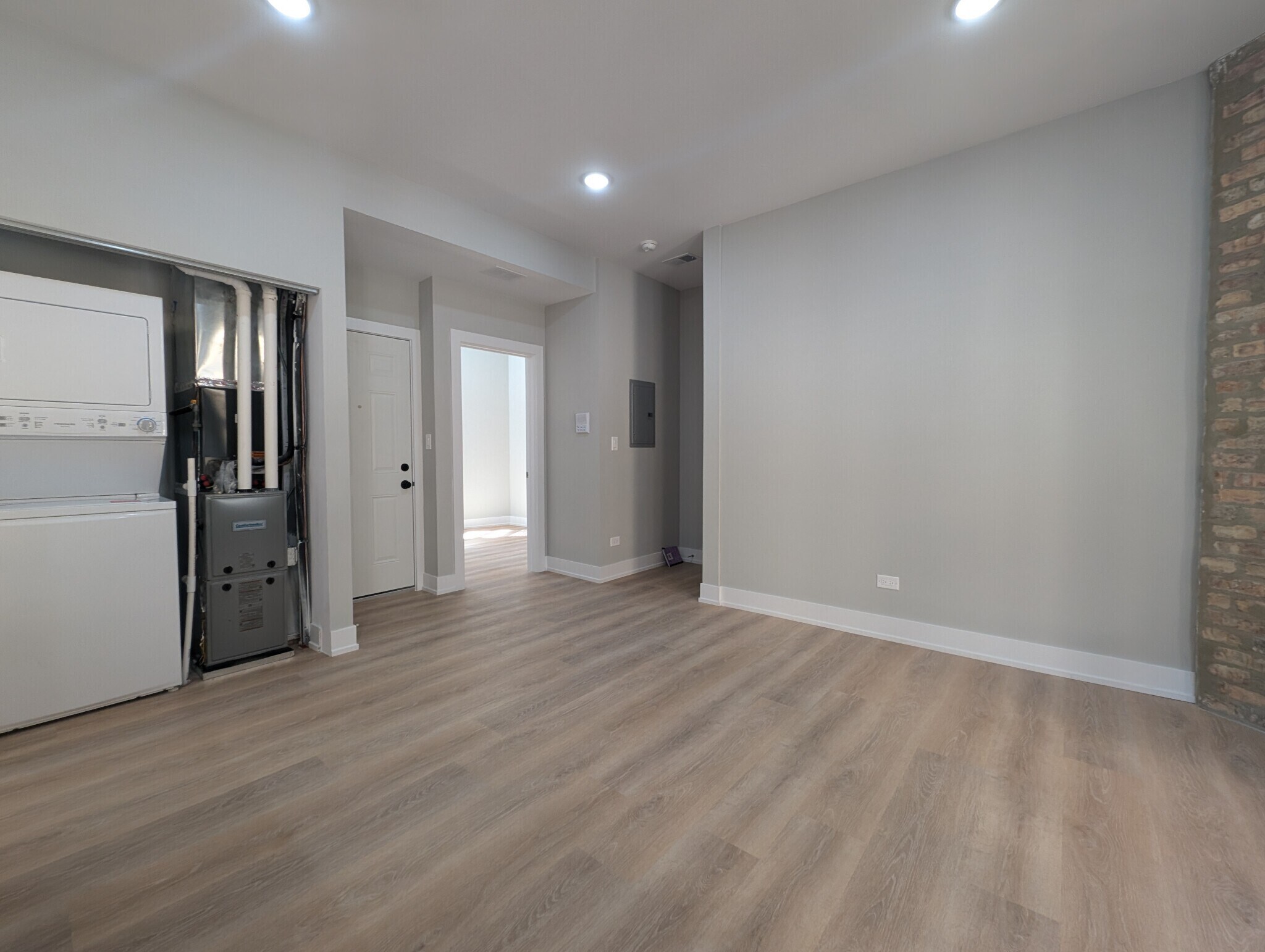 Building Photo - 440 W Belden Ave