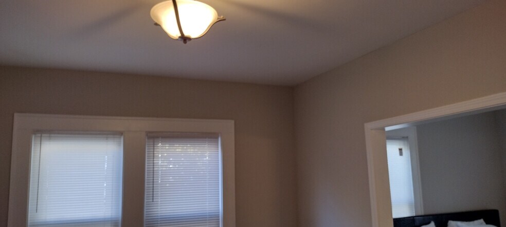 Building Photo - Room in House on Formosa Ave