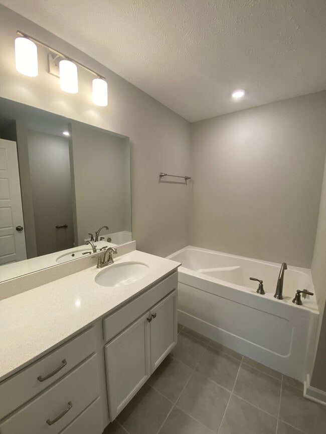 Building Photo - 3 BD 2.5 BA | 2 Car Garage | End Unit Townhome