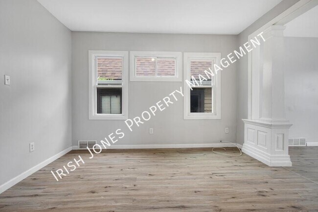 Building Photo - 529 Winslow Ave